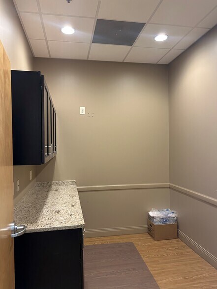 More Photos Of 437 S Illinois Ave, Oak Ridge General Retail For Lease