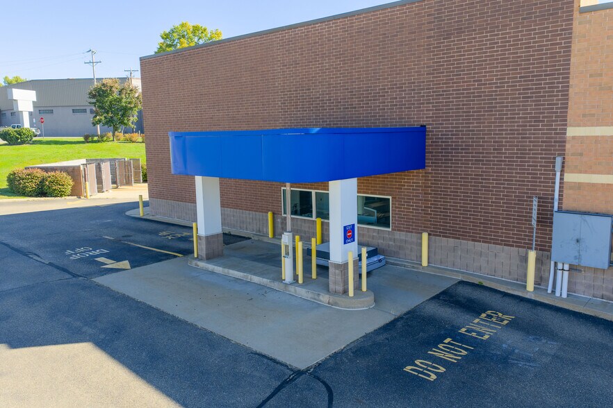 More Photos Of 705 W High Ave, New Philadelphia Drugstore For Lease