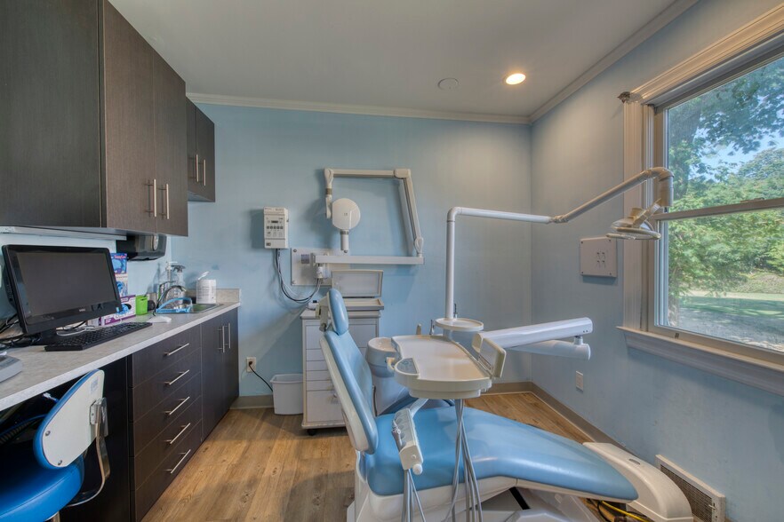 More Photos Of 315 Meeting House Ln, Southampton Medical For Sale