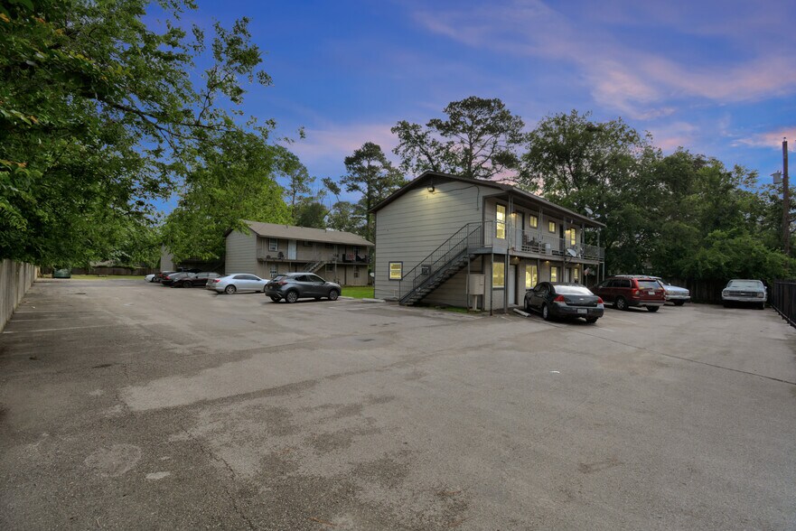 More Photos Of 9211 N Green River Dr, Houston Apartments For Sale