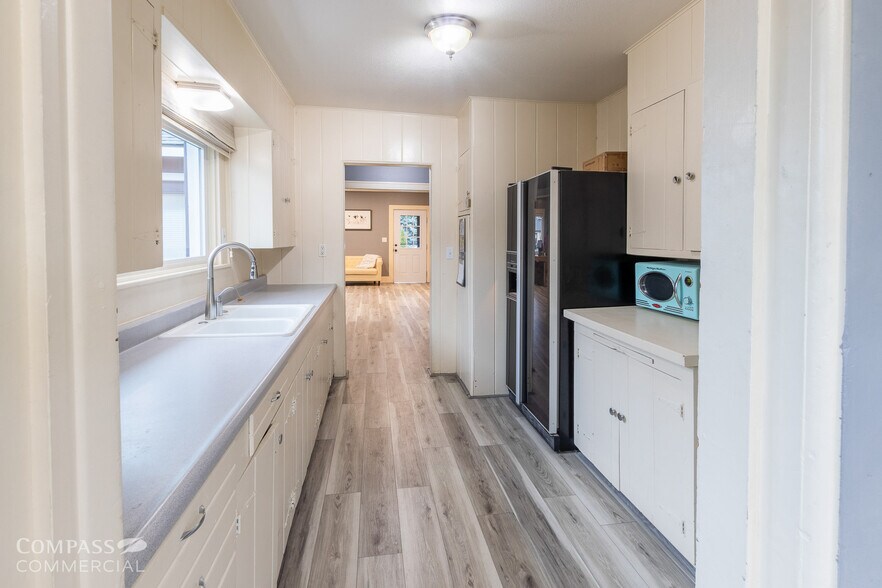 More Photos Of 721 SW 10th St, Redmond General Retail For Sale