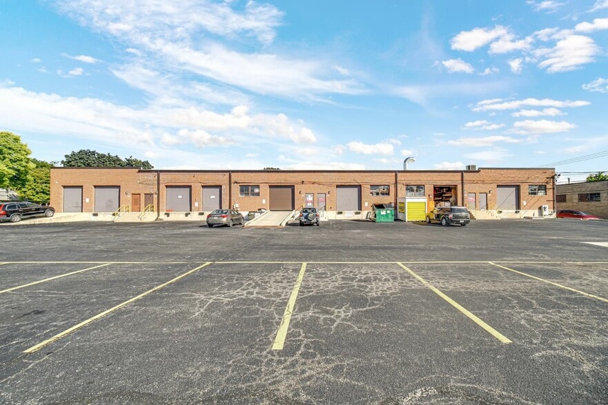 More Photos Of 2425-2435 Devon Ave, Elk Grove Village Warehouse For Lease