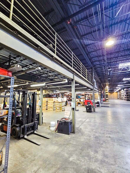 More Photos Of 144 Industrial Dr, Birmingham Flex For Lease