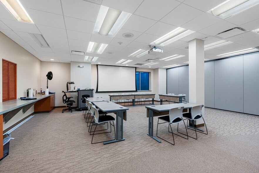 More Photos Of 4400 Calumet Ave, Manitowoc Office For Sale