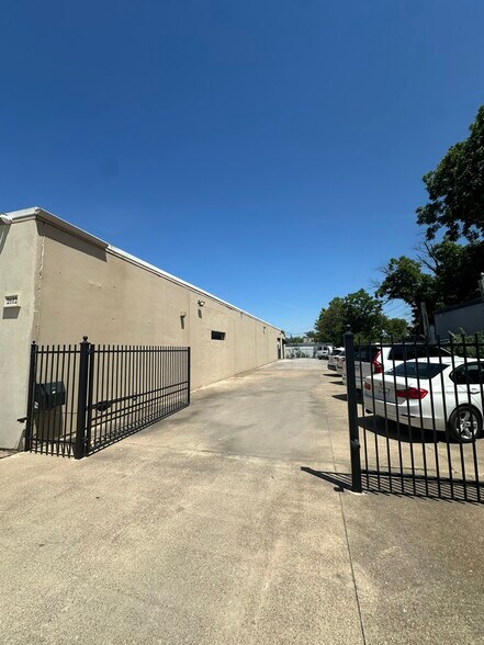 More Photos Of 2612 W Waggoman St, Fort Worth Office For Sale