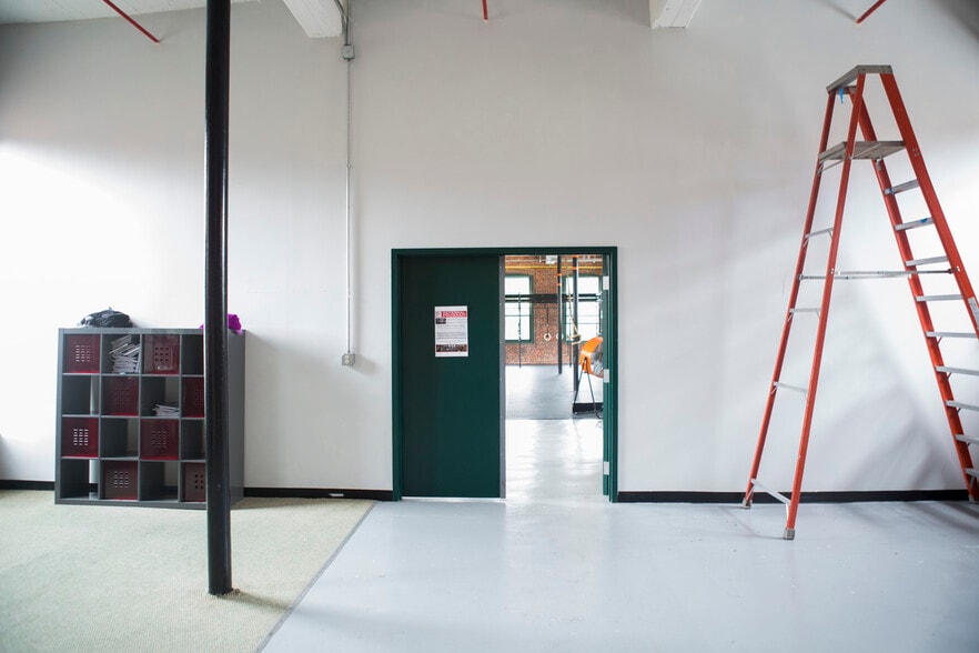 More Photos Of 119R Foster St, Peabody Light Distribution For Lease