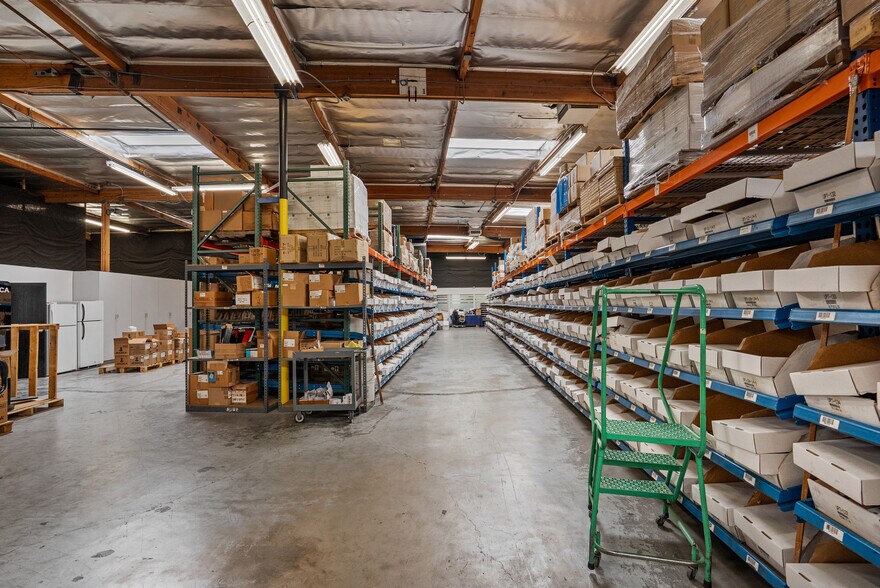 More Photos Of 13201-13209 Saticoy St, North Hollywood Warehouse For Sale