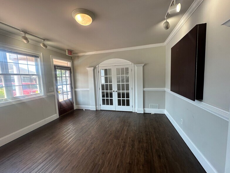 More Photos Of 327 Dahlonega St, Cumming Office For Lease