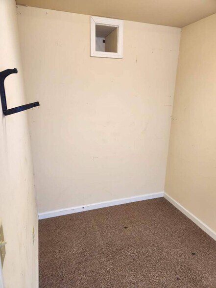 More Photos Of 502 Twin Bridges Rd, Alexandria Self Storage For Lease