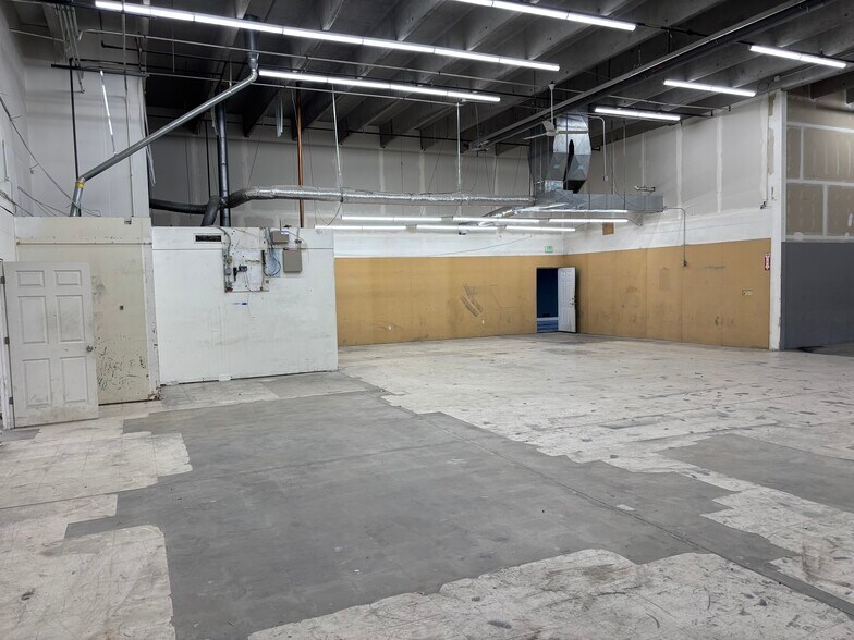 More Photos Of 3000-3066 S Platte River Dr, Englewood Warehouse For Lease