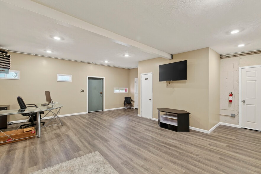 More Photos Of 8708 N 28th Ave, Omaha Service For Sale