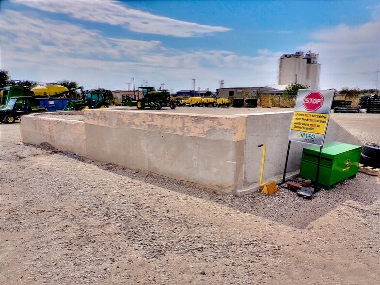 More Photos Of 401 S 10th St, Frederick Showroom For Sale