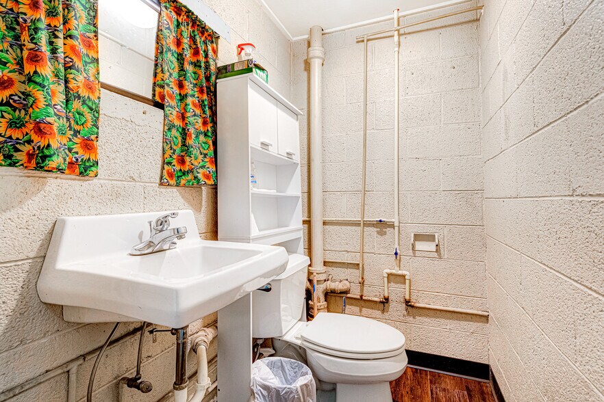 More Photos Of 10 W Williamsburg Rd, Sandston Office For Sale