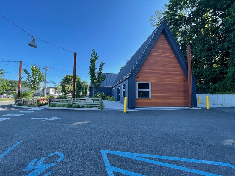 More Photos Of 600 E Putnam Ave, Cos Cob Freestanding For Lease