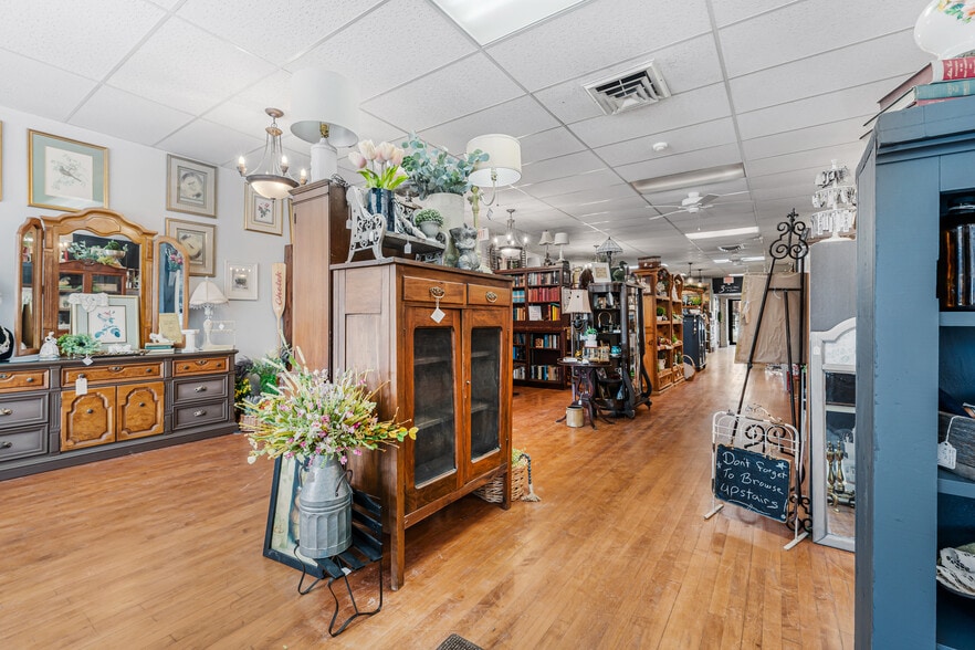 More Photos Of 811 Oregon St, Oshkosh Restaurant For Sale