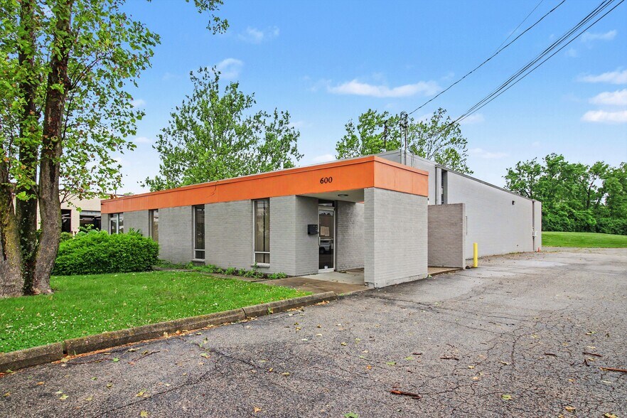 More Photos Of 600 Northland Blvd, Forest Park Warehouse For Sale