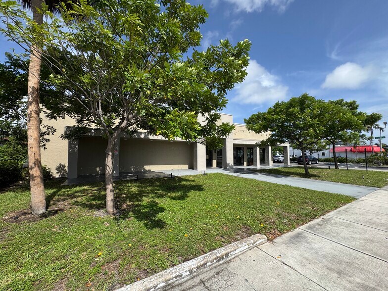 More Photos Of 1722 N Federal Hwy, Hollywood General Retail For Lease