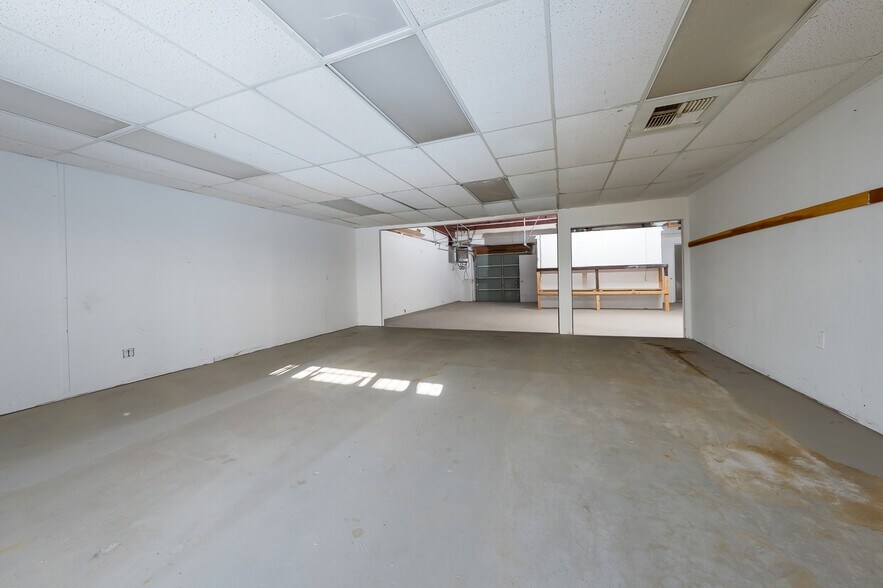 More Photos Of 1353-1363 Inyokern Rd, Ridgecrest Showroom For Lease