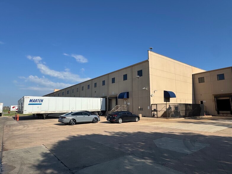 More Photos Of 2101 S Kelly Ave, Edmond Distribution For Lease
