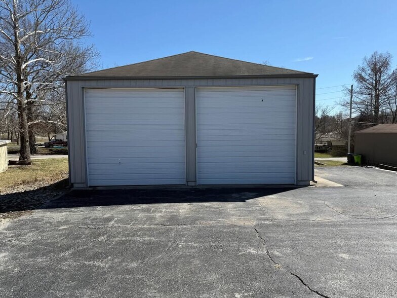 More Photos Of 1175 N Independence St, Harrisonville Warehouse For Lease