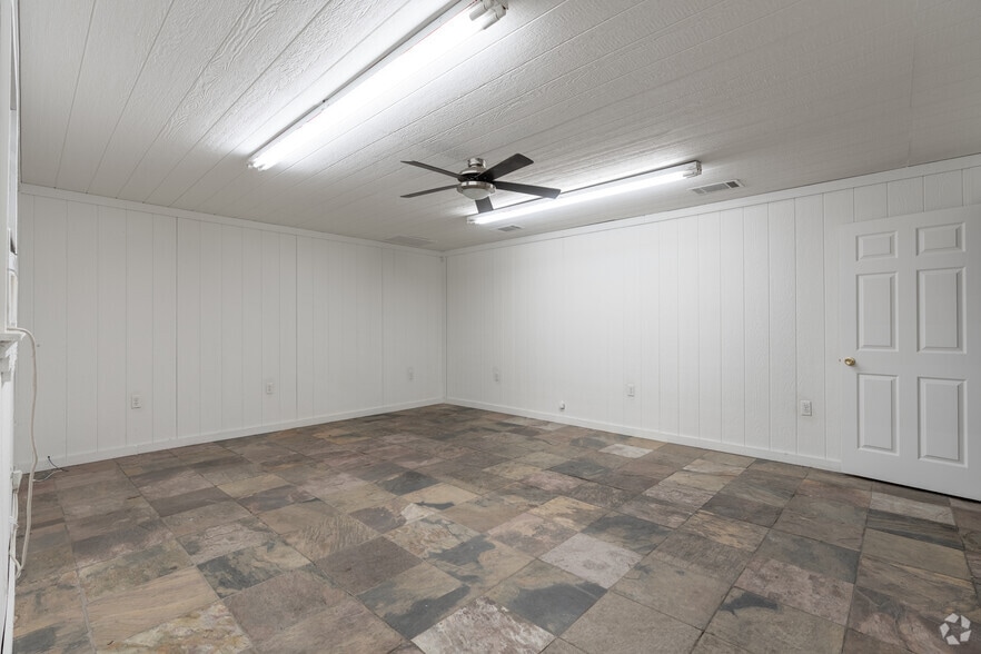 More Photos Of 2463-2517 S Riverside Dr, Fort Worth Manufacturing For Lease