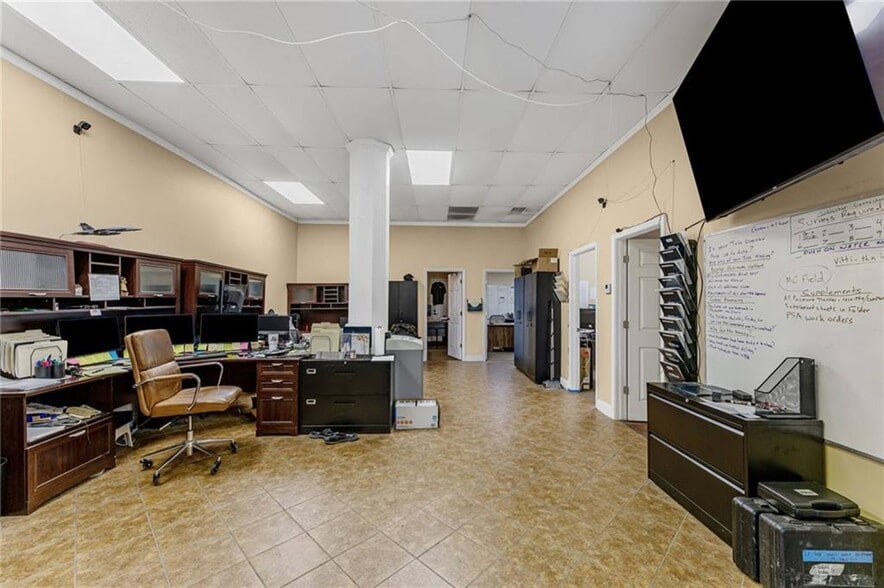 More Photos Of 702 SW South Ave, Blue Springs Warehouse For Lease