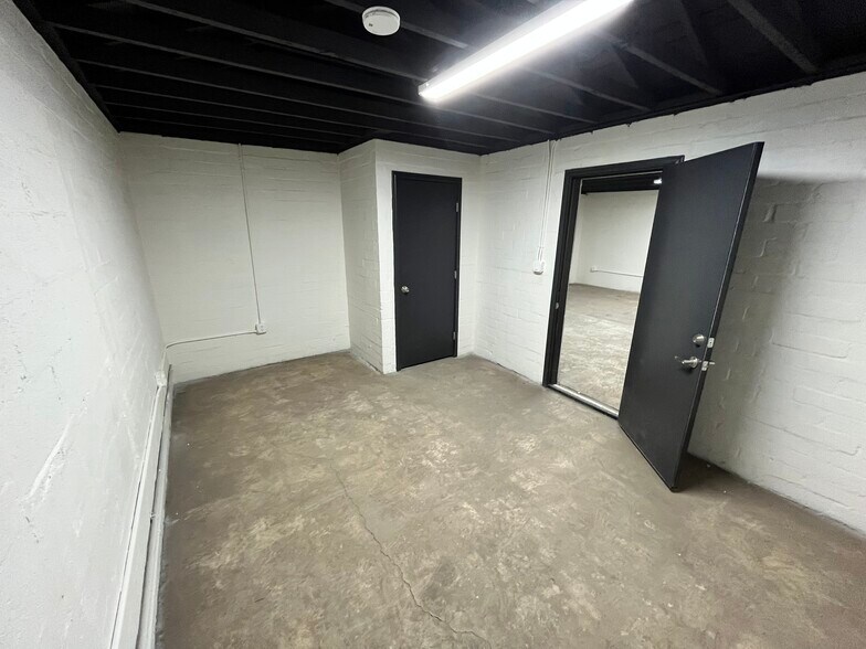 More Photos Of 2538 E McDowell Rd, Phoenix Freestanding For Lease
