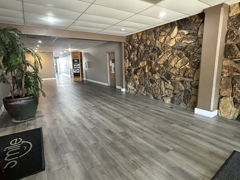 More Photos Of 1035 W Robinhood Dr, Stockton Office For Lease