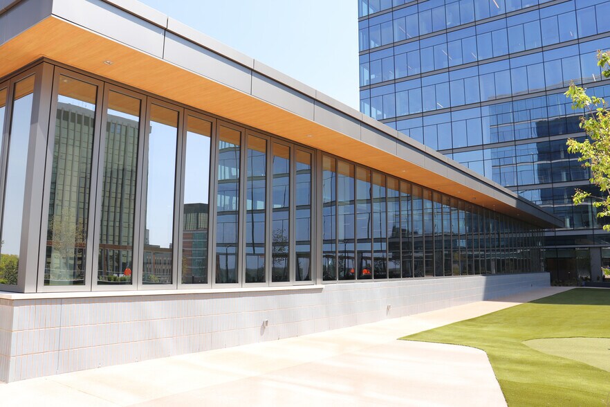 More Photos Of 8001 Forsyth Blvd, Saint Louis Office For Lease