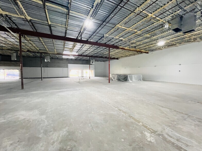 More Photos Of 1000 Cornell Pky, Oklahoma City Light Manufacturing For Lease