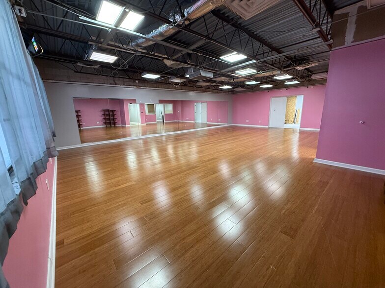 More Photos Of 6251 US Highway 19 N, Pinellas Park Showroom For Lease