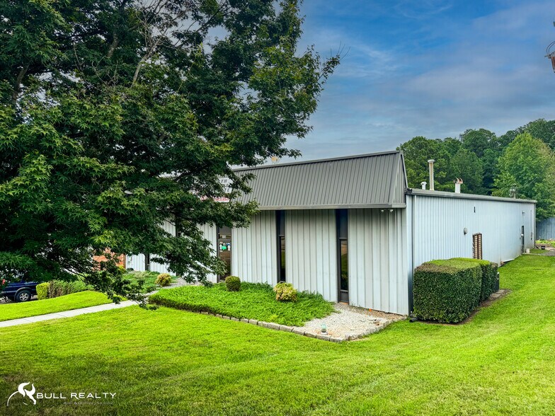 More Photos Of 106 Dixie Dr, Woodstock Warehouse For Lease