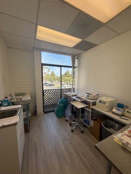 More Photos Of 881 Dover Dr, Newport Beach Medical For Lease