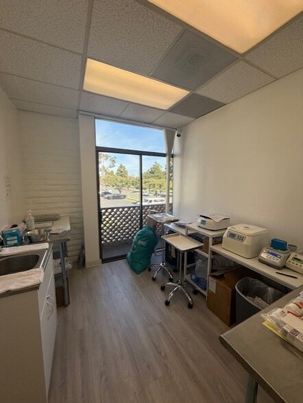 More Photos Of 881 Dover Dr, Newport Beach Medical For Lease