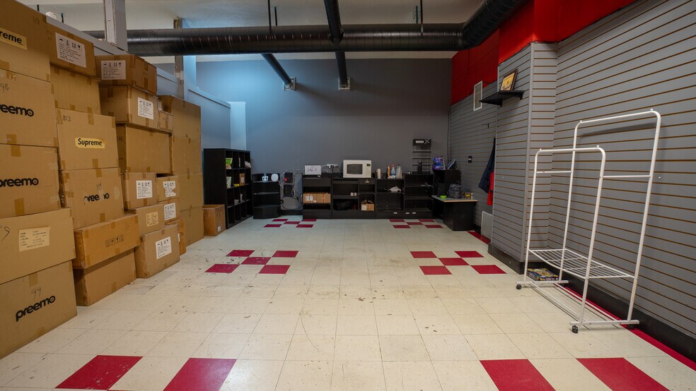 More Photos Of 5020 50 St, Sylvan Lake Storefront For Sale