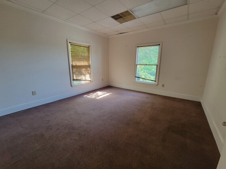 More Photos Of 115 Sycamore Dr, Athens Office For Sale