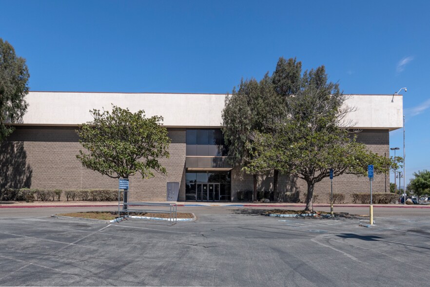 More Photos Of 1700 N Main St, Salinas Department Store For Lease
