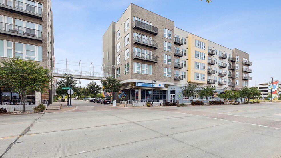 More Photos Of 340 Singleton Blvd, Dallas Restaurant For Lease