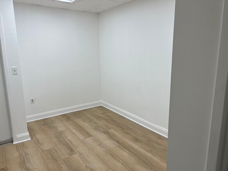 More Photos Of 100 E Pennsylvania Ave, Towson General Retail For Lease