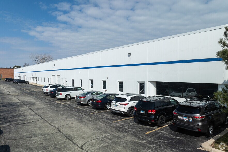 More Photos Of 700-730 Anthony Trl, Northbrook Warehouse For Lease