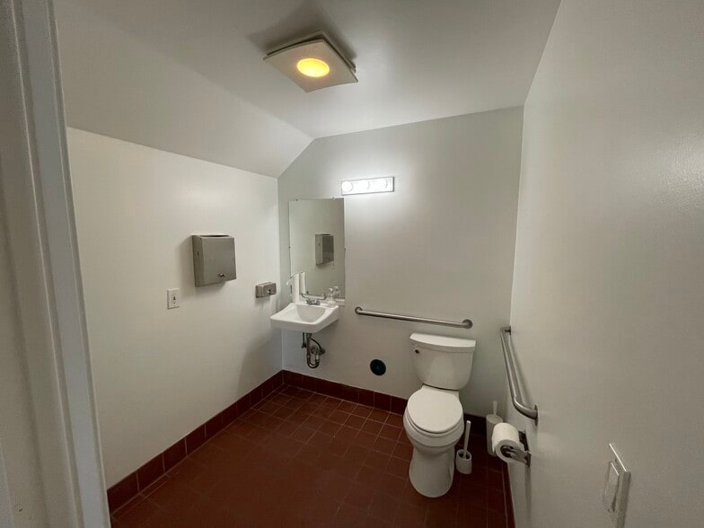 More Photos Of 6555-6557 Shattuck Ave, Oakland Office Residential For Lease
