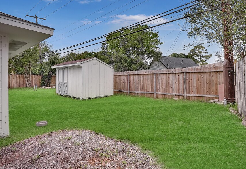 More Photos Of 5722 W 43rd St, Houston Specialty For Sale