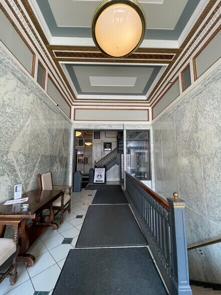 More Photos Of 103 E State St, Mason City Office For Lease