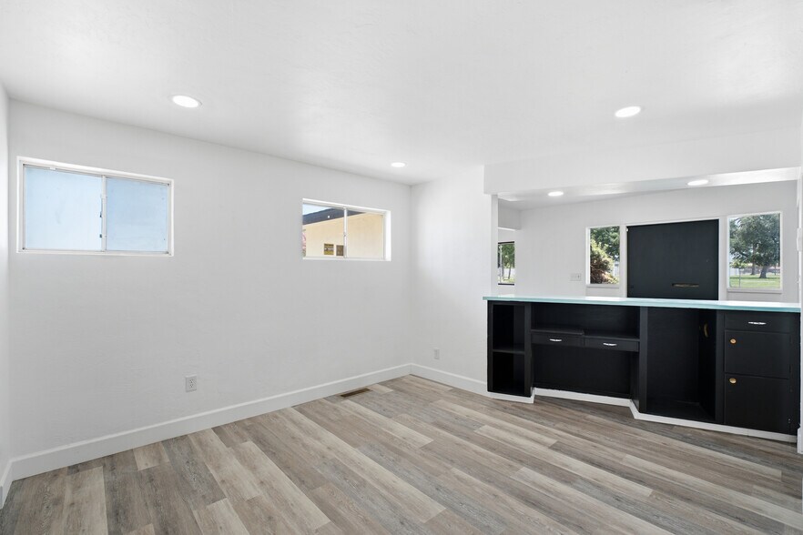 More Photos Of 1012 Hale Ave, Corcoran Office Residential For Sale