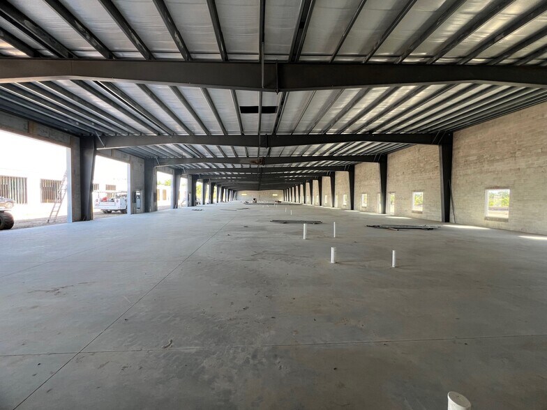 More Photos Of 16103 Lee Rd, Fort Myers Light Manufacturing For Lease