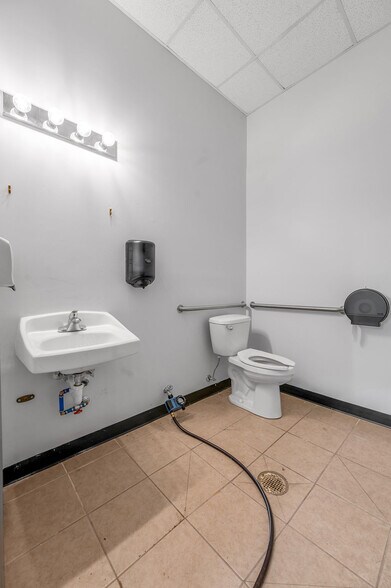 More Photos Of 100 Regency Point Path, Lexington Freestanding For Lease