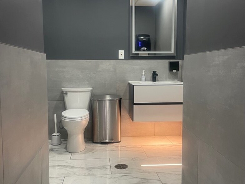 More Photos Of 55 Gilpin Ave, Hauppauge Manufacturing For Lease