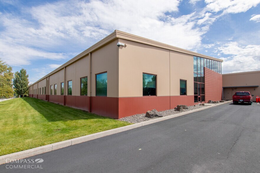 More Photos Of 2999 SW 6th St, Redmond Office For Lease