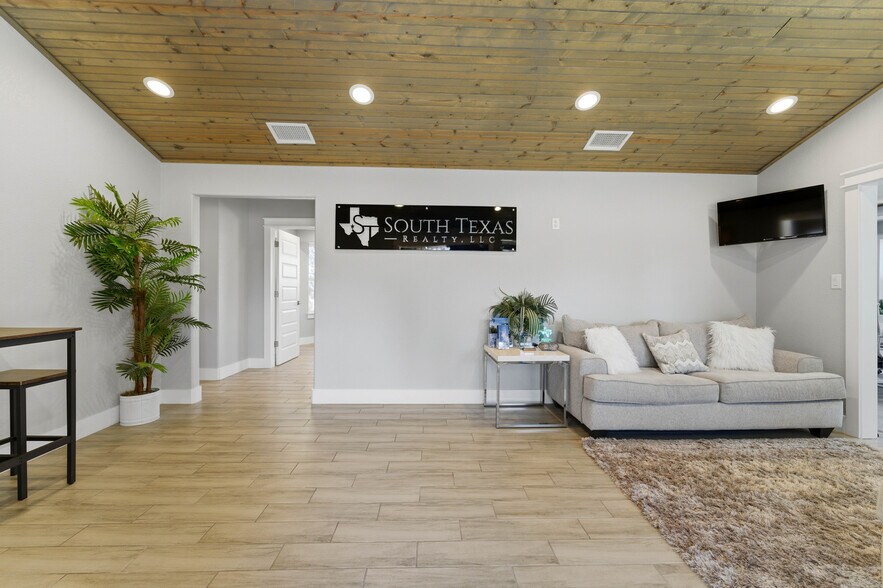 More Photos Of 5683 US Highway 181 N, Floresville Office For Sale