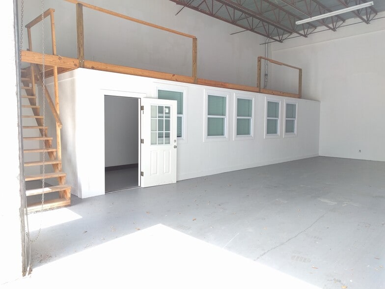 More Photos Of 3081 SE Dominica Ter, Stuart Manufacturing For Lease
